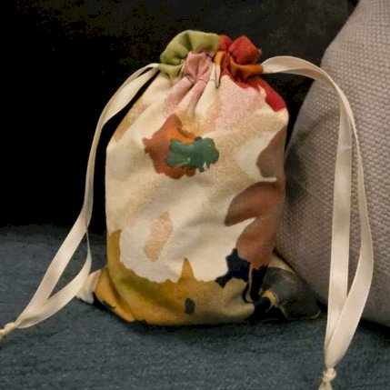 Ung Husflid syr snøreposer