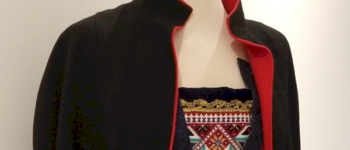 UNDERSTAKK, CAPE, KULØRT FORKLE ELLER RETTE BUNAD HELG.