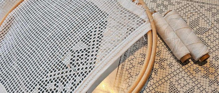 Brodering av kvitt forklede